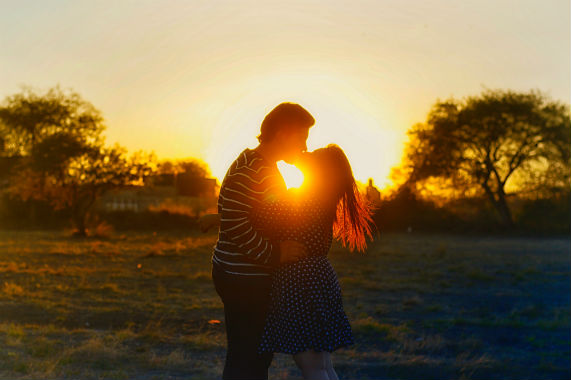 what is a healthy relationship man and women kissing under sunset